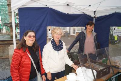 Die flei�igen Damen beim Erbsensuppen Verkauf