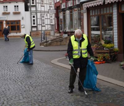 CDU Fritzlar sammelt Abfall - Vor dem Marktplatz