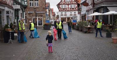 CDU Fritzlar sammelt Abfall - Auf dem Markplatz