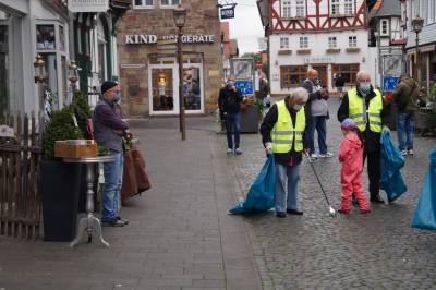 CDU Fritzlar sammelt Abfall - Auf dem Marktplatz