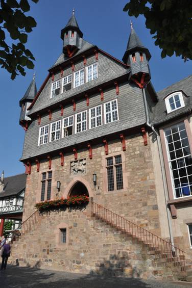 ...lsst das Rathaus im Zentrum unserer Stadt in neuem Glanz erstrahlen...