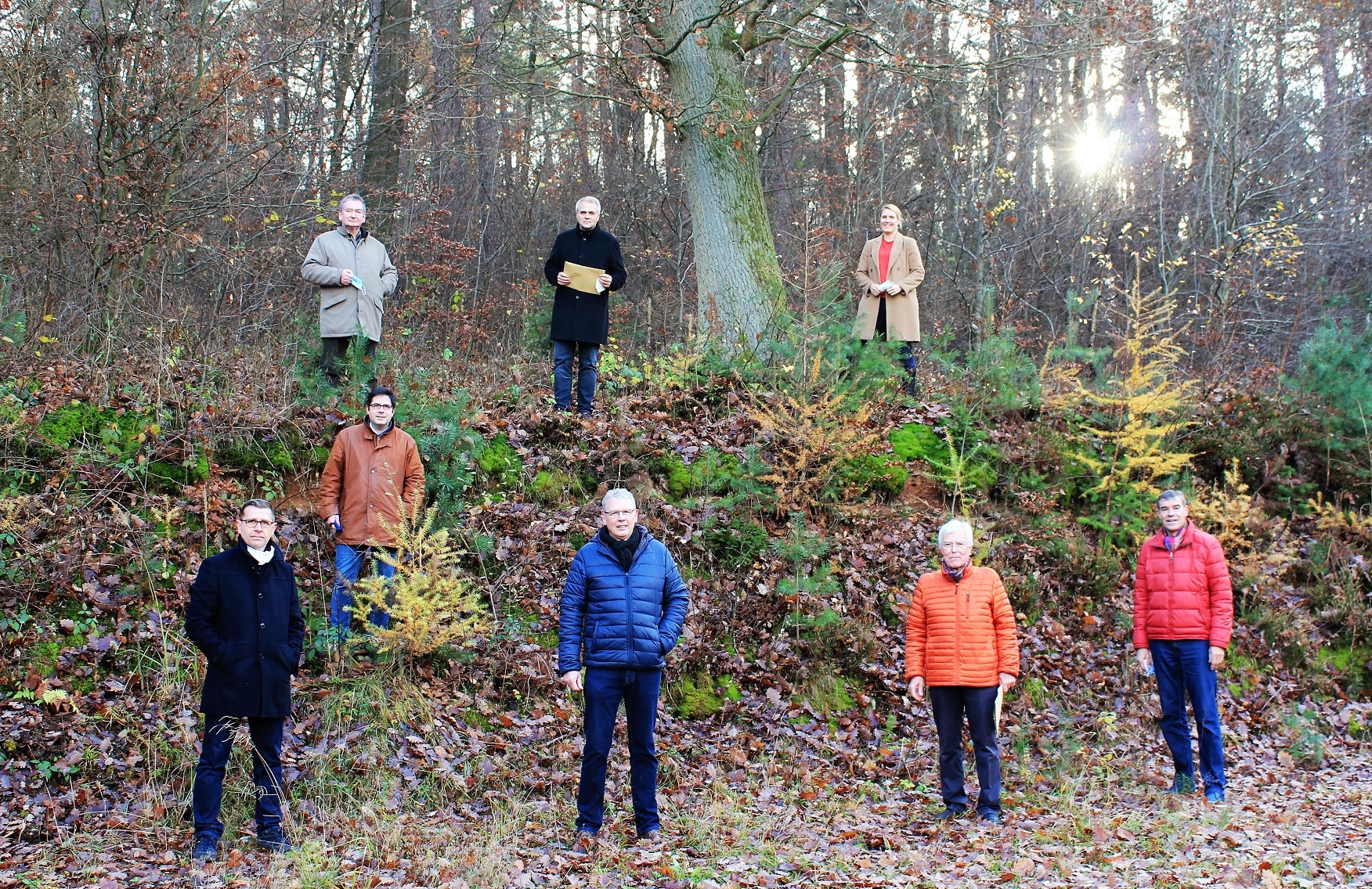 A. Pfeifer, Stadtverordnetenvorsteher E. Dippolter, M. Schär, Fraktionsvorsitzender Dr. H.-G. Heil, K. Lambert, A.-M. Bischof, Stadtverbandsvorsitzender C. Seyffarth und Bürgermeister H. Spogat (v.l.) am Fritzlarer Stadtwald in Rothhelmshausen, wo der Wal A. Pfeifer, Stadtverordnetenvorsteher E. Dippolter, M. Schär, Fraktionsvorsitzender Dr. H.-G. Heil, K. Lambert, A.-M. Bischof, Stadtverbandsvorsitzender C. Seyffarth und Bürgermeister H. Spogat (v.l.) am Fritzlarer Stadtwald in Rothhelmshausen, wo der Wal