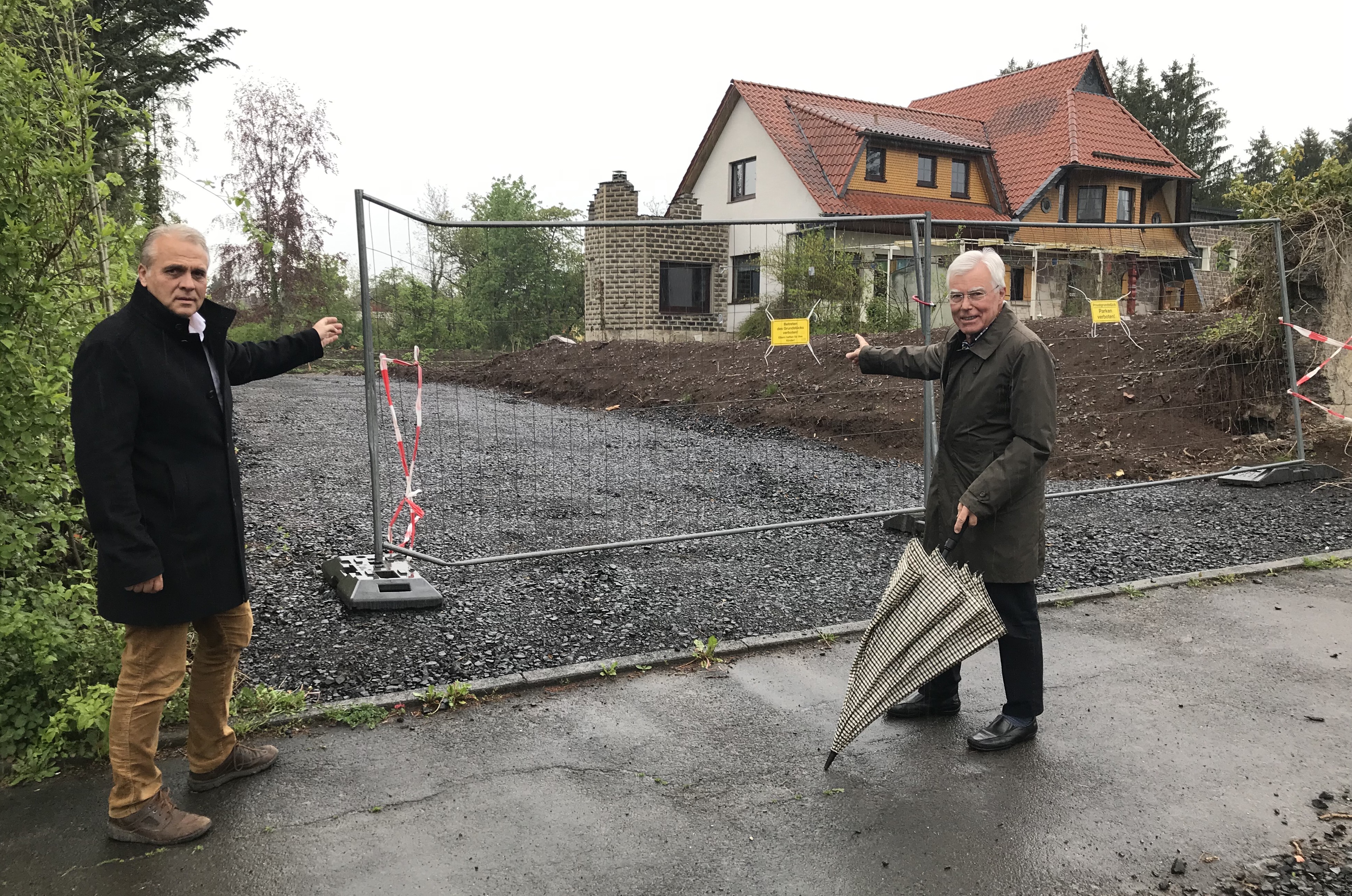Fraktionsvorsitzender Dr. Heil (links) und Parteivorsitzender Seyffarth (rechts) am ehemaligen Hotel Park Café Reuter. Fraktionsvorsitzender Dr. Heil (links) und Parteivorsitzender Seyffarth (rechts) am ehemaligen Hotel Park Café Reuter.